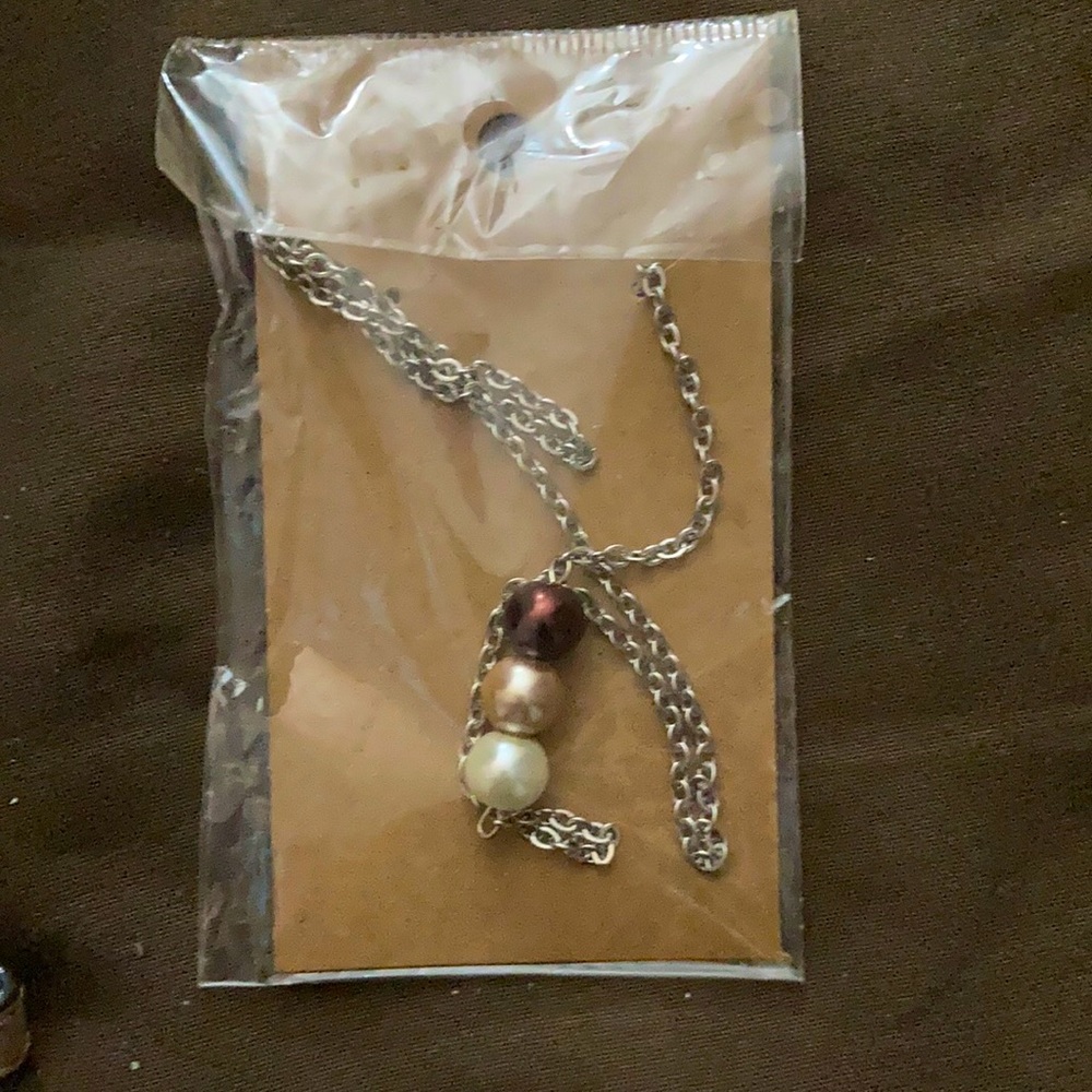 NWT 3 stone pendant necklace with silver